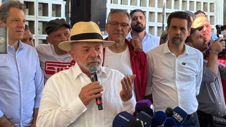 Lula vota em São Bernardo do Campo e diz que irá propor reforma no STF caso seja reeleito