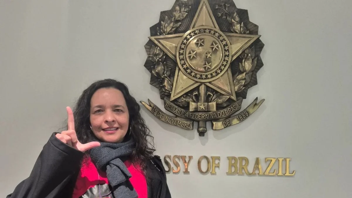 Pintora brasileira dirigiu 9 horas e foi uma das primeiras a votar em 2026