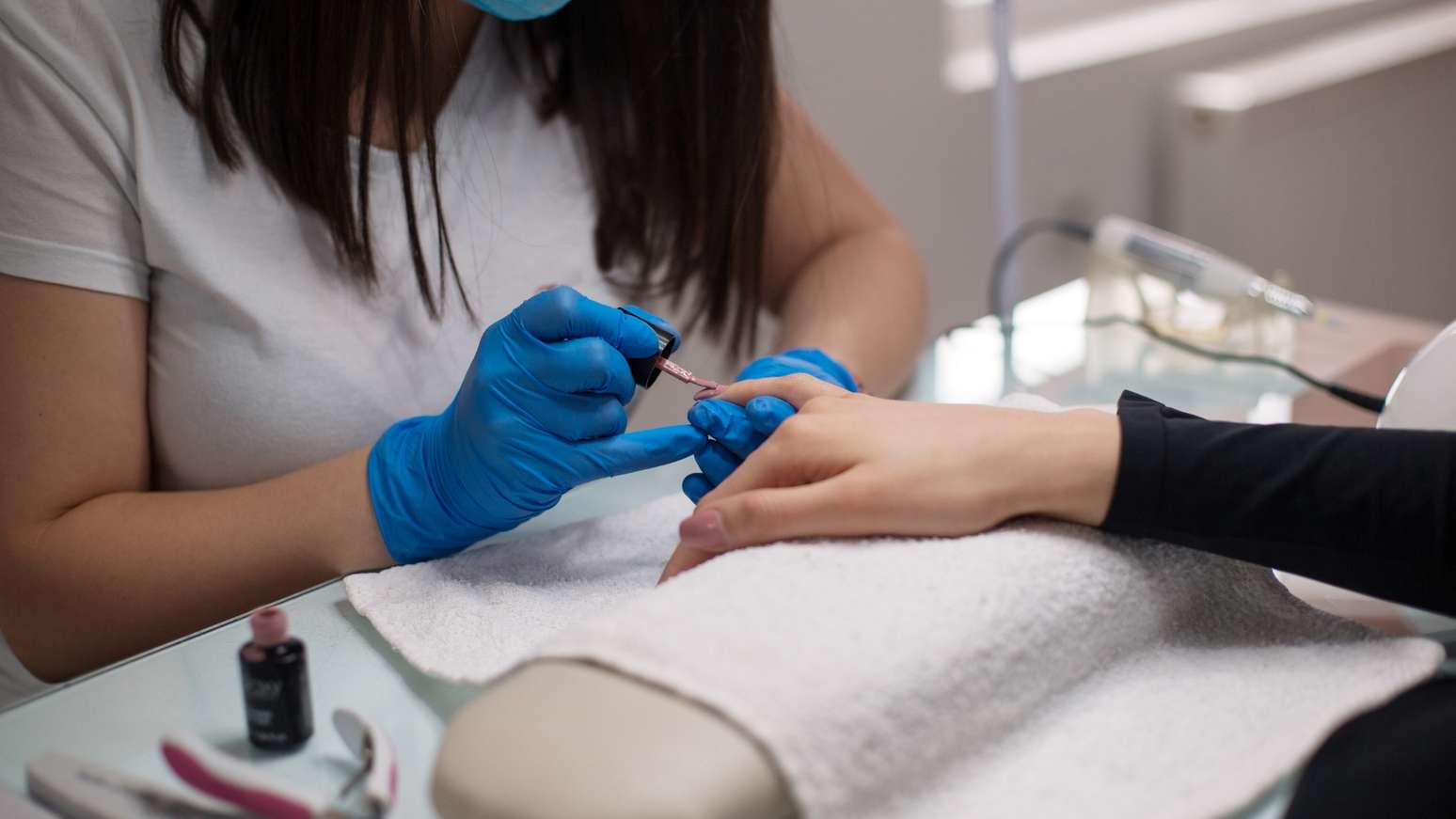 Descubra o que é a manicure italiana, a nova tendência dos salões que dispensa as unhas em gel e deixa as curtas visualmente mais longas