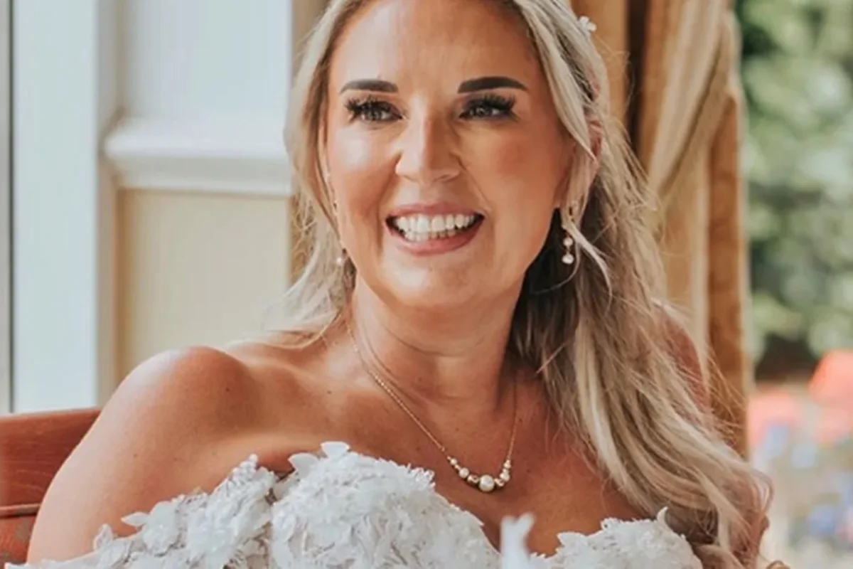 Mulher realiza "casamento" consigo mesma após descobrir câncer em estágio 4
