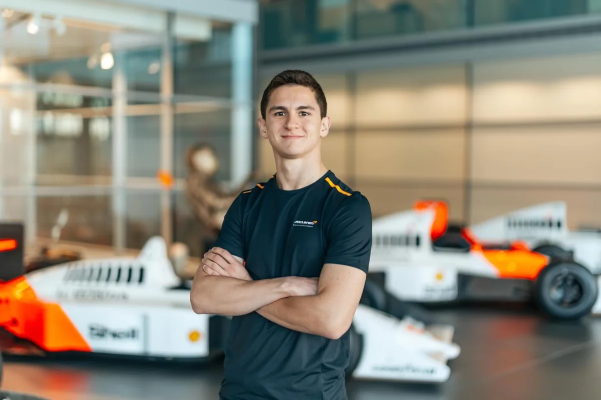 Campeão da F2 em 2025, Leonardo Fornaroli é anunciado pela McLaren no WEC
