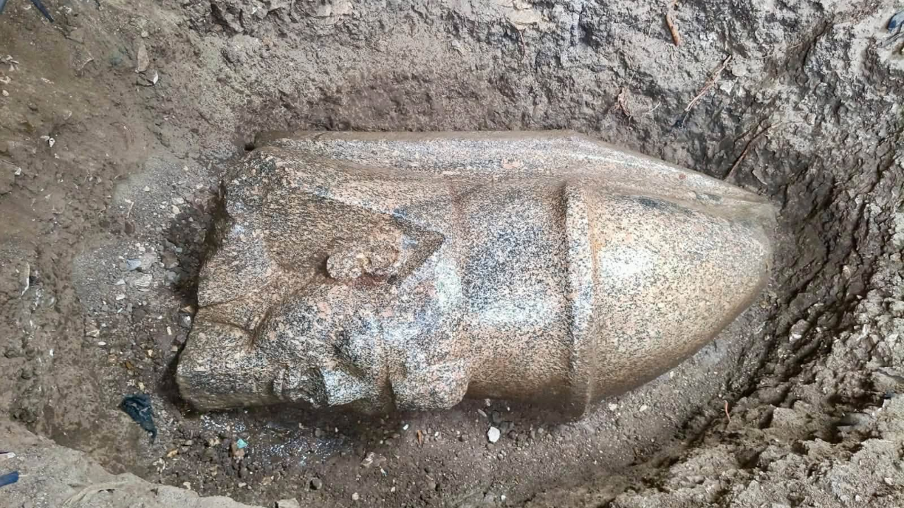 Fragmentos de estátuas do faraó Ramsés II são encontrados “sem querer” no Egito