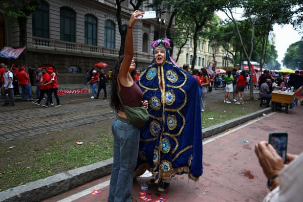 A corrida presidencial do Brasil vai para a segunda rodada com Flávio Bolsonaro à frente de Lula, o atual presidente.