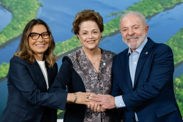 Dilma desembarca no Brasil para votar no 1º turno - destaque galeria