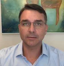 Flávio Bolsonaro Foto: (Reprodução: Youtube/Conversa Timeline) / Contigo