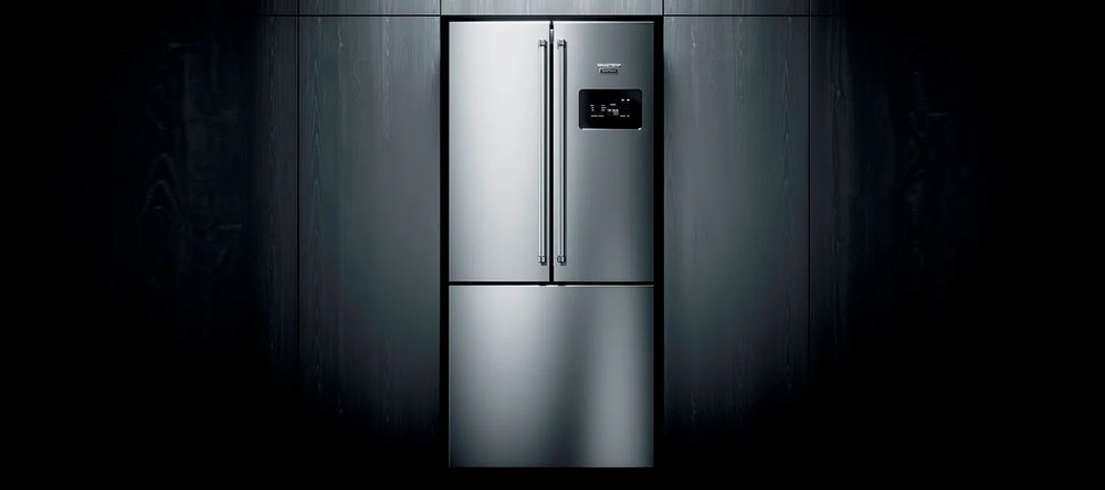 A vedação adequada é importante para impedir a entrada de ar quente e evitar perda de eficiência na refrigeração — Foto: Reprodução/Brastemp
