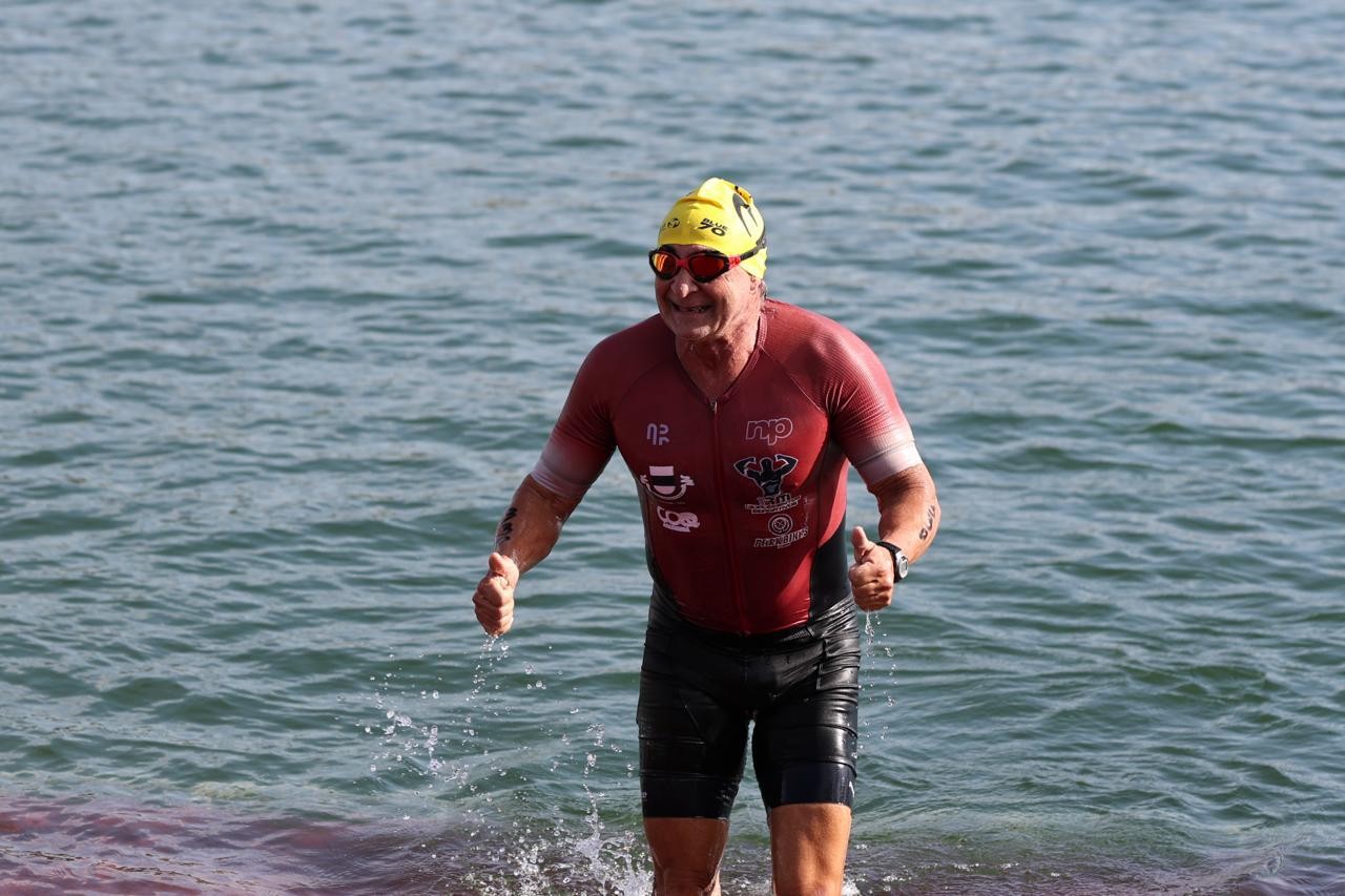 Brasileiro supera vício em drogas, aprende a nadar e garante vaga em Mundial de triatlo aos 61 anos