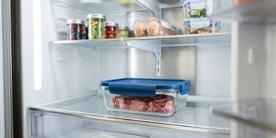 Evitar que fluidos de carne crua entrem em contato com verduras e frutas previne intoxicações alimentares graves. Foto: Imagem gerada por IA / Catraca Livre