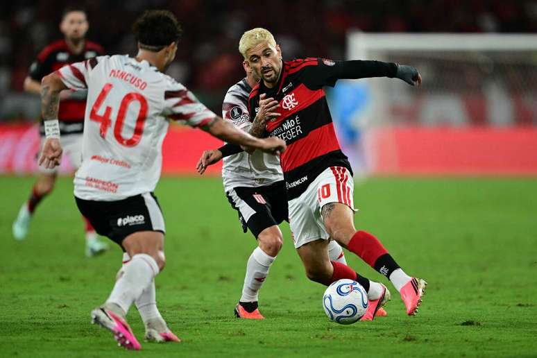 "Não tomamos as melhores decisões": Jardim explica eliminação do Flamengo