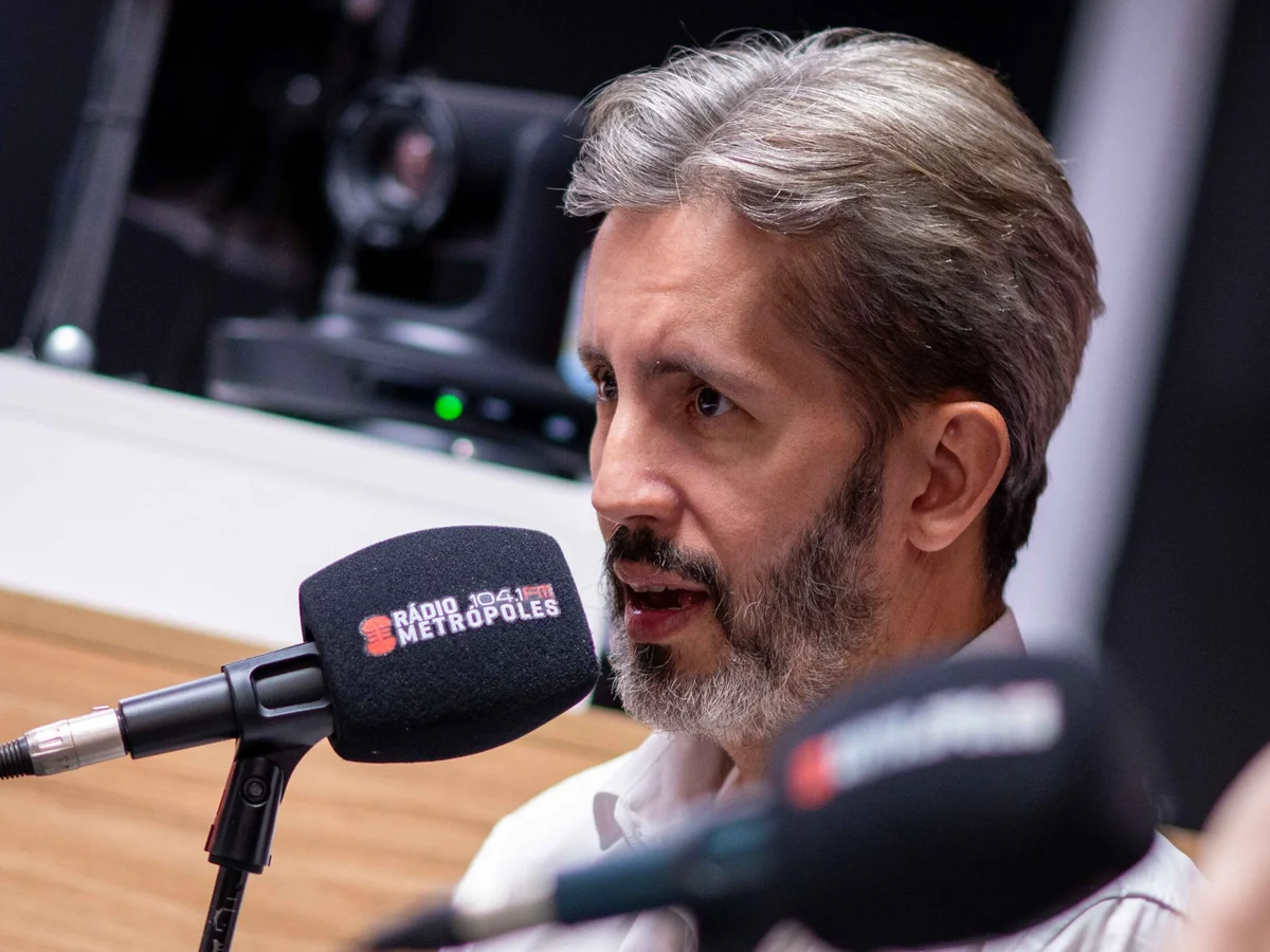 Sabatina no Metrópoles e panfletagem: veja agenda de Leandro Grass nesta 6ª