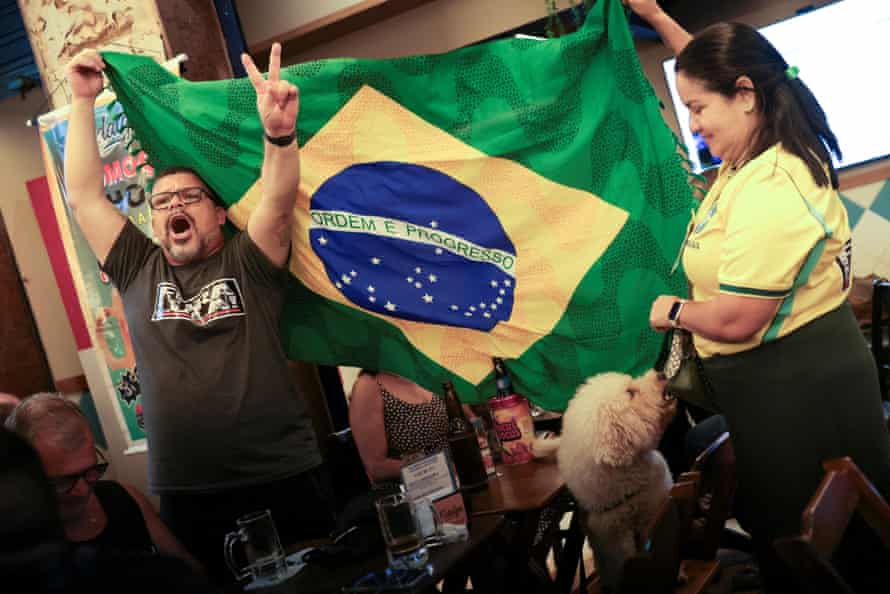 A corrida presidencial do Brasil vai para a segunda rodada com Flávio Bolsonaro à frente de Lula, o atual presidente.