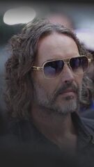 Russell Brand volta a ser acusado de estupro e violência sexual
