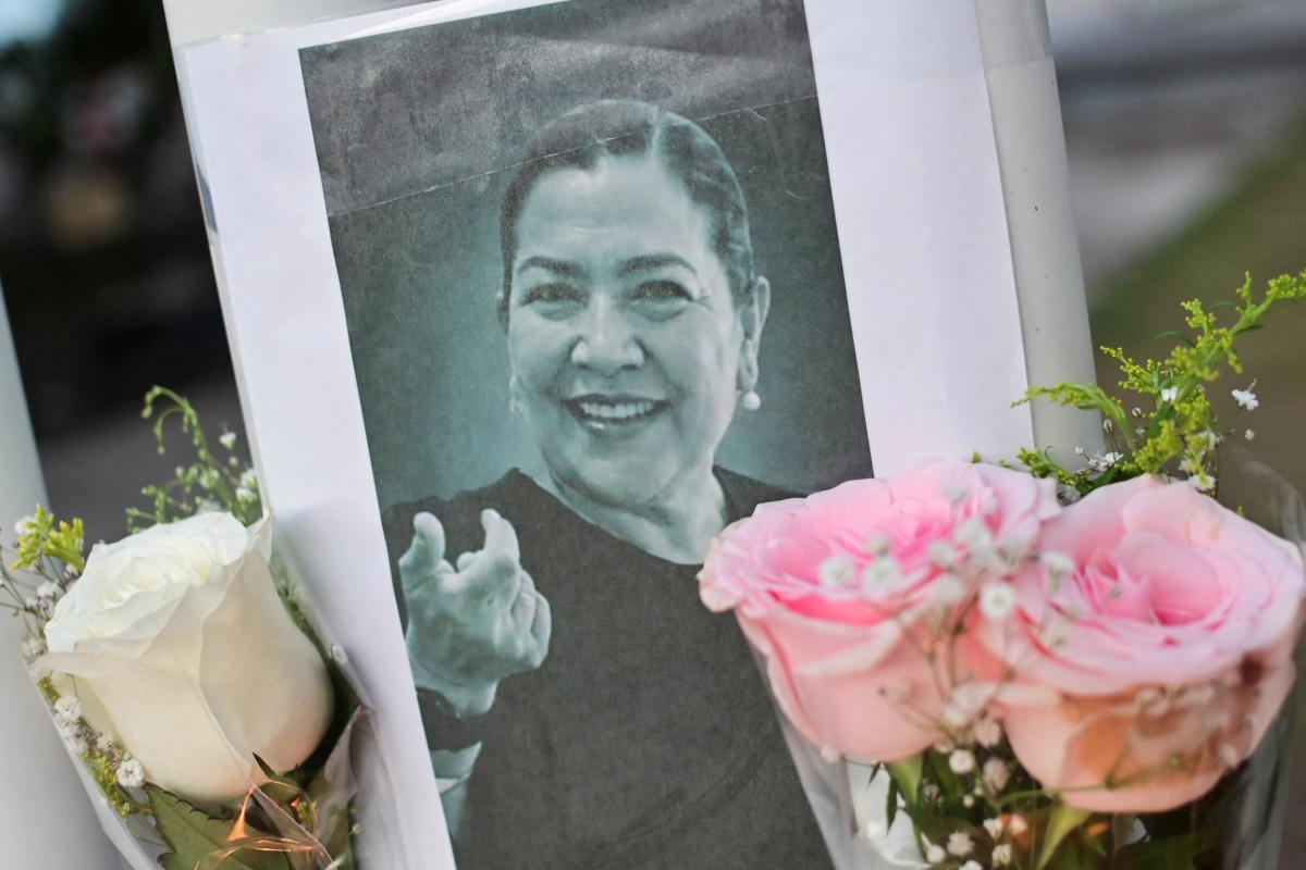 Entre dolor y exigencia de justicia, dan último adiós a subdirectora asesinada en secundaria