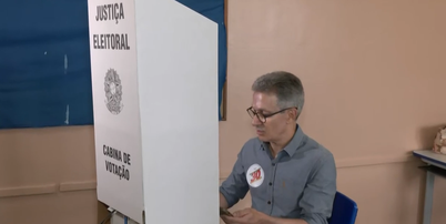 Zema entra com celular na cabine de vota&ccedil;&atilde;o Foto: Reprodu&ccedil;&atilde;o/GloboNews