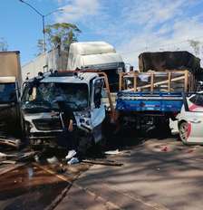 Acidente envolvendo 28 veículos interditou parcialmente a BR-040, em Nova Lima, próximo a Belo Horizonte Foto: Divulgação/Corpo de Bombeiros
