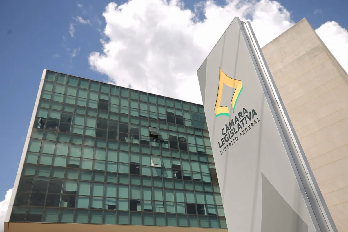 Manifestantes pedem votação e distrital reage: “Respeitem o parlamento”