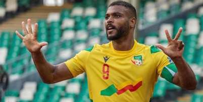 Steve Mouni&eacute; comemora um gol pelo Benim &ndash; Foto: Reprodu&ccedil;&atilde;o / Instagram - Legenda: Steve Mouni&eacute; &eacute; o grande nome da sele&ccedil;&atilde;o africana / Jogada10