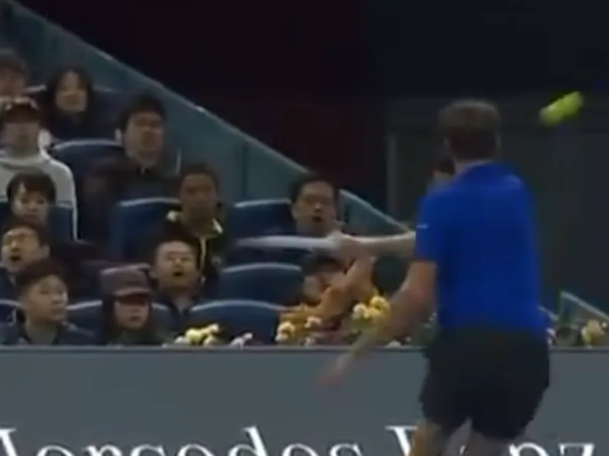 Medvedev é desclassificado de semifinal na China após acertar bola na torcida