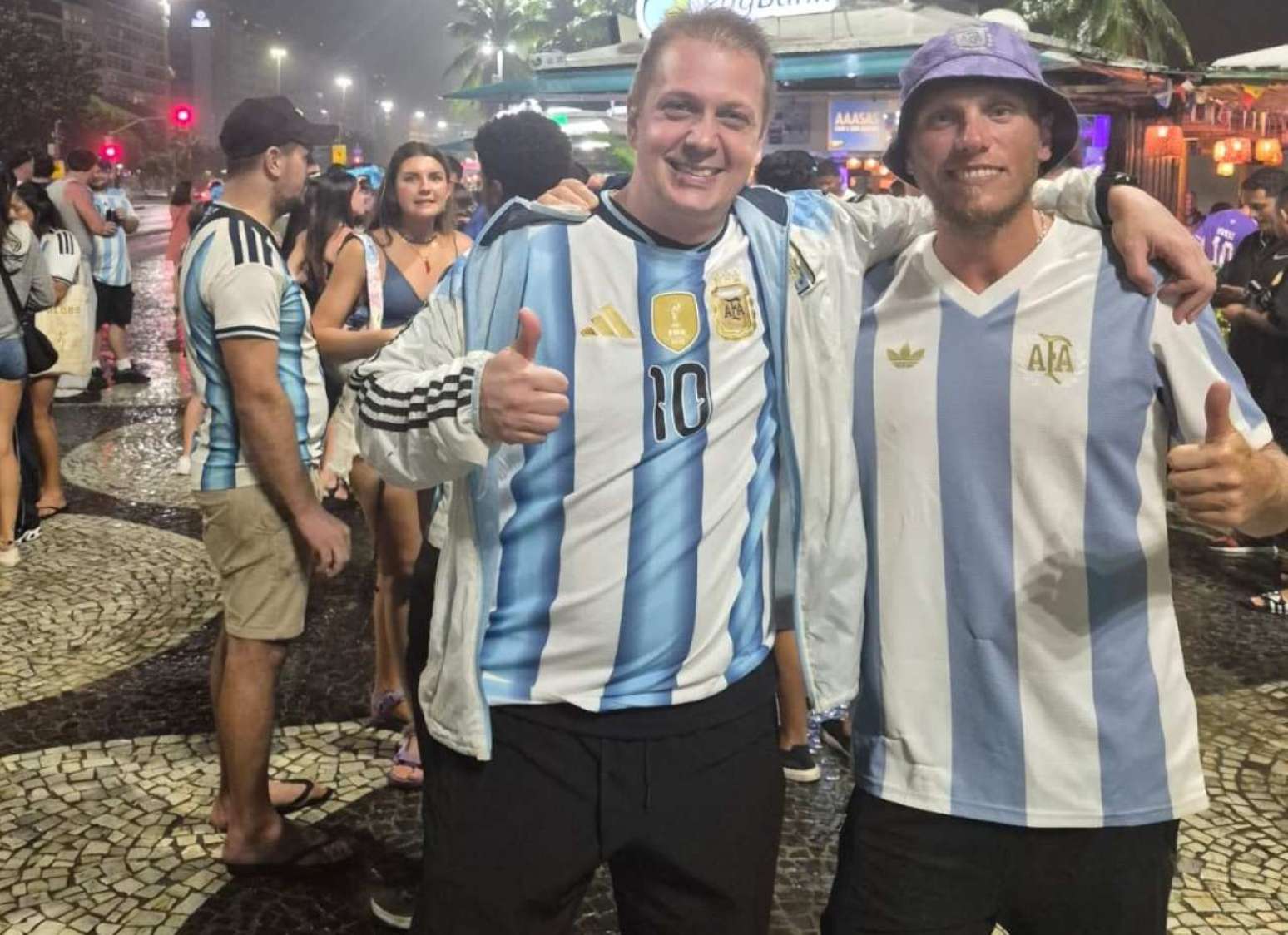 Eduardo e Martin, dois torcedores do River Plate acompanhando a despedida de Messi na Praia de Copacabana…