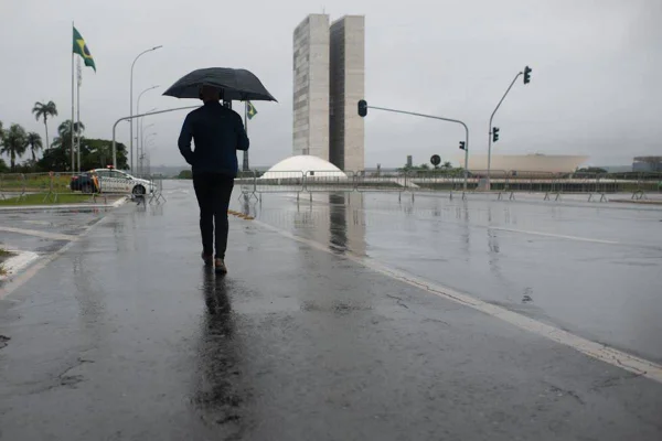 DF começa semana sob alerta para chuvas intensas; veja previsão