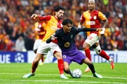 Lamine Yamal em disputa de bola na partida pela Champions League