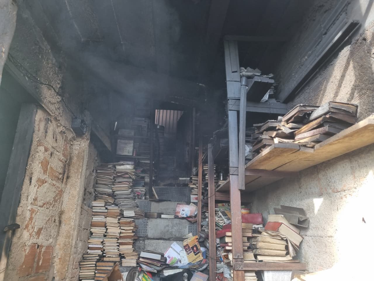 Incêndio atinge casa de dois andares em BH; filho consegue retirar pais idosos do imóvel