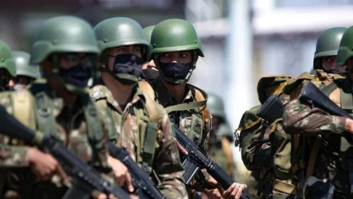 Militares com um olho na direita e outro no Tio Sam (por Felipe Sampaio)