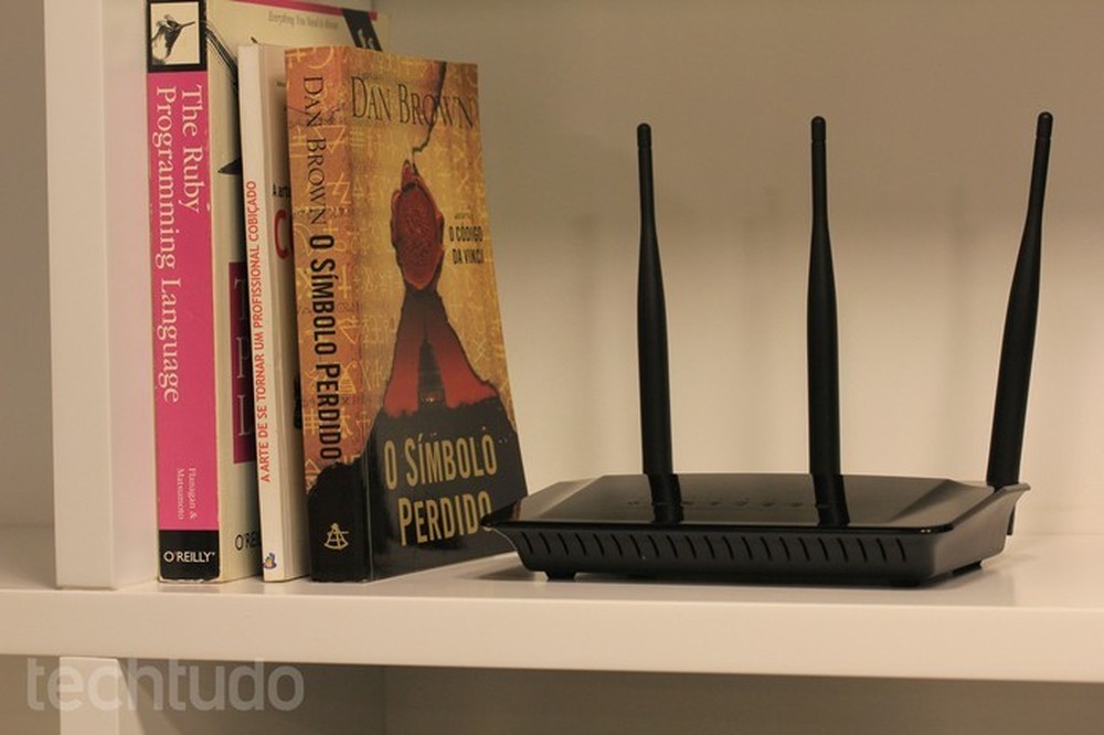 O ideal é que o roteador não fique cercado por outros objetos — Foto: Lucas Mendes/TechTudo