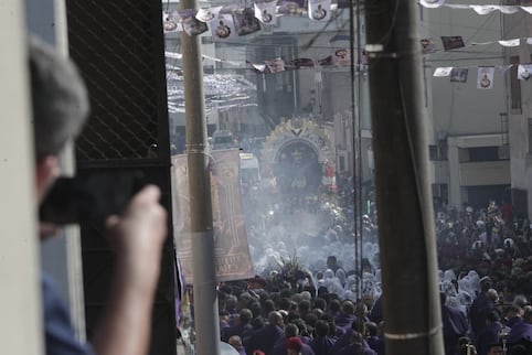 Así fue la primera salida del Señor de los Milagros: el Centro Histórico de Lima se llenó de fe y devoción | FOTOS