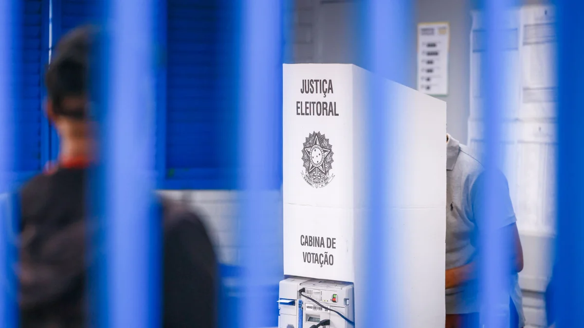 Prorrogação de votação deixa eleitor e mesários "perdidos" em seções no DF