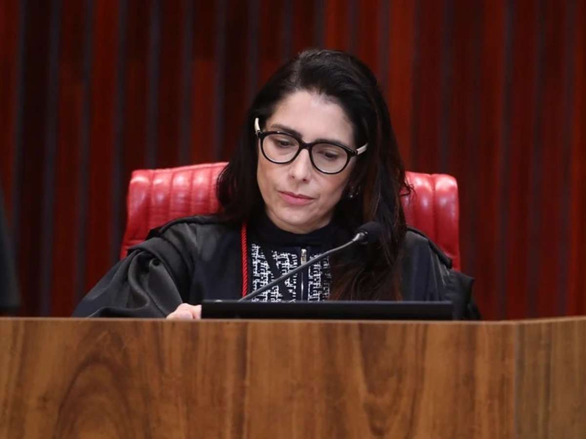 Ministra do TSE vira alvo de ataques de Flávio Bolsonaro após cancelamento de debate