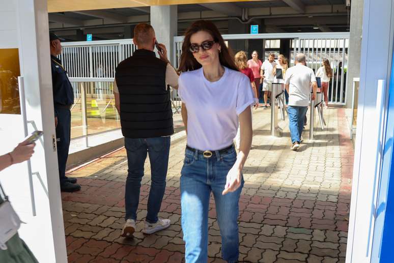 Leandra Leal, Alinne Moraes e mais famosos vão às urnas para votar; veja fotos