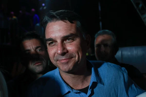 Após apoio da bancada do agro, Flávio promete Ministério da Agricultura