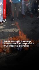 Grupo protesta e queima boneco com foto do prefeito Bruno Reis em Salvador