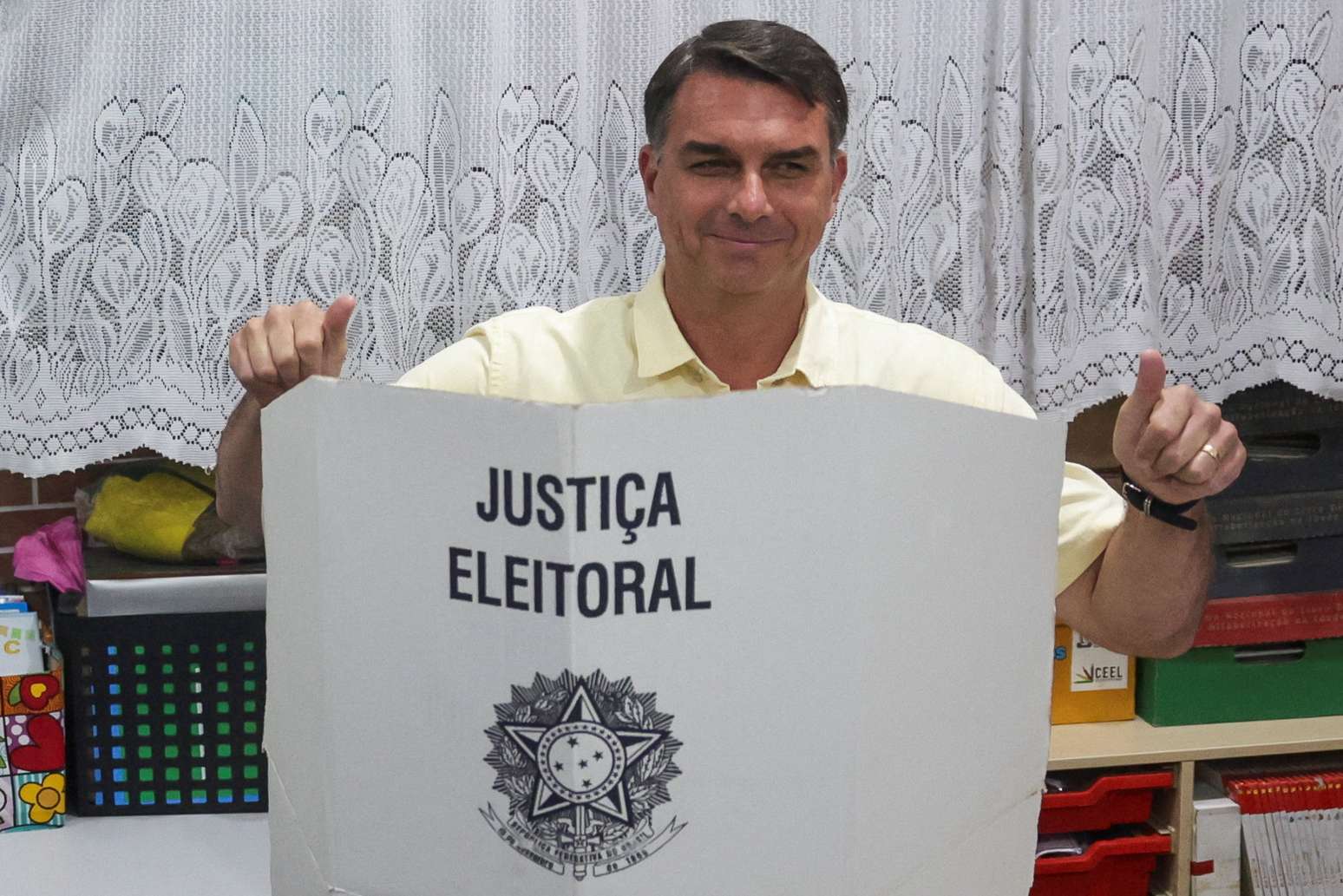 O candidato &agrave; presid&ecirc;ncia do Brasil, Fl&aacute;vio Bolsonaro, do Partido Liberal (PL), gesticula enquanto vota durante as elei&ccedil;&otilde;es gerais, no Rio de Janeiro, Brasil, em 4 de outubro de 2026.