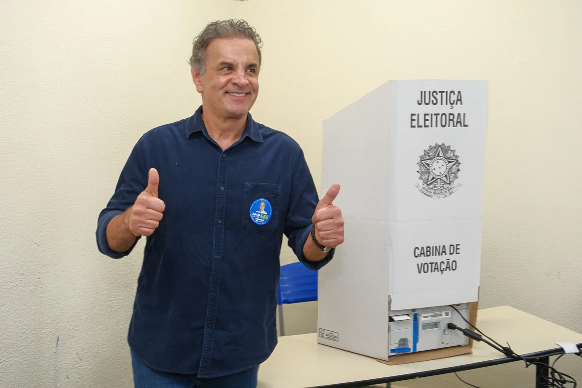 Candidato ao Senado, Aécio Neves vota em escola de BH: "Estou otimista"