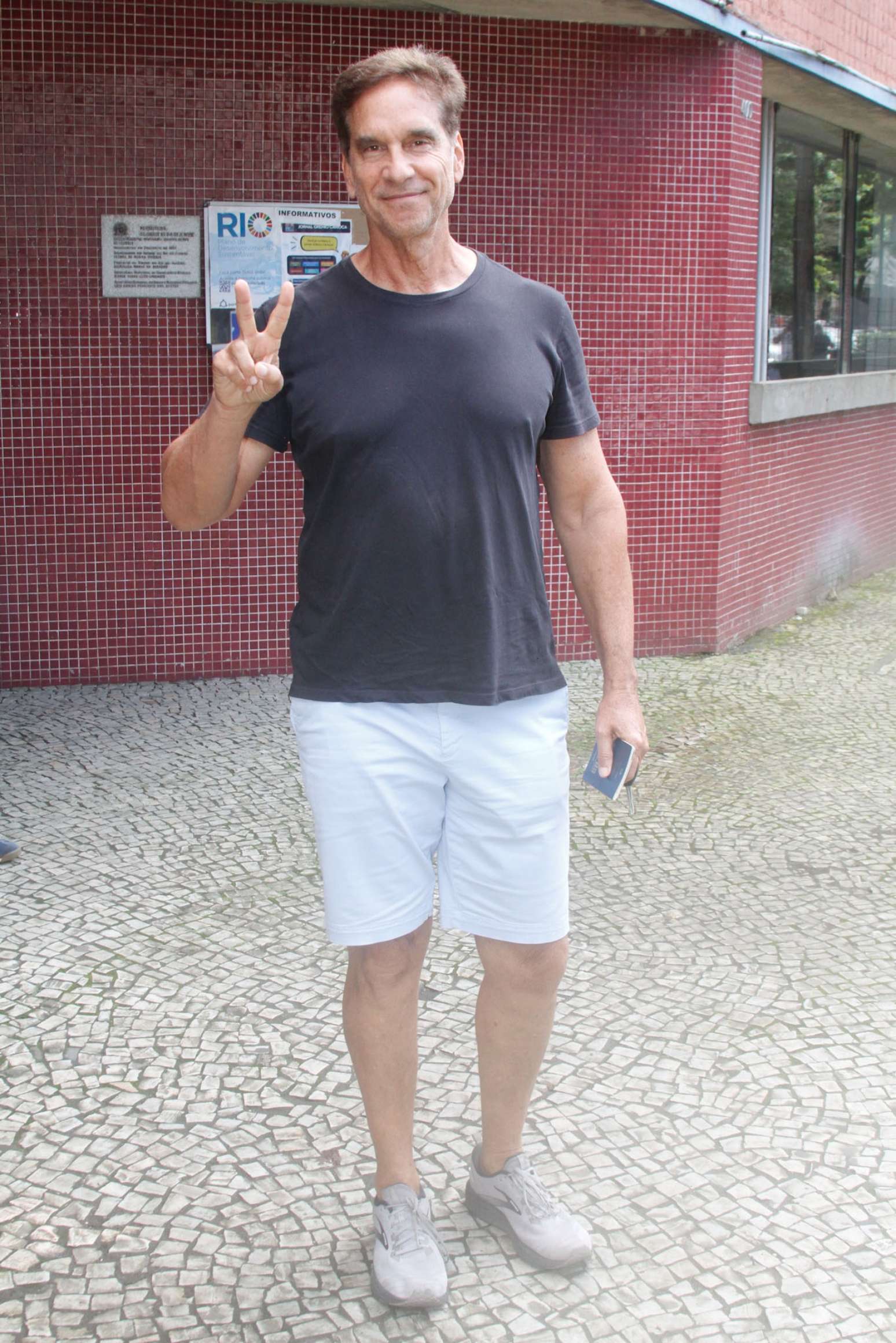 Vitor Fasano chegando para votar na Barra da Tijuca, em 4 de outubro de 2026