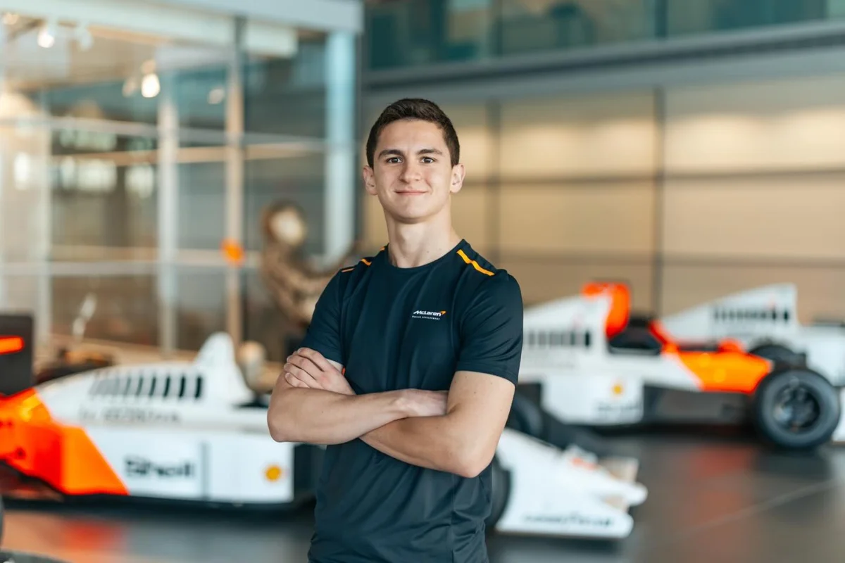 Campeão da F2 em 2025, Leonardo Fornaroli é anunciado pela McLaren no WEC