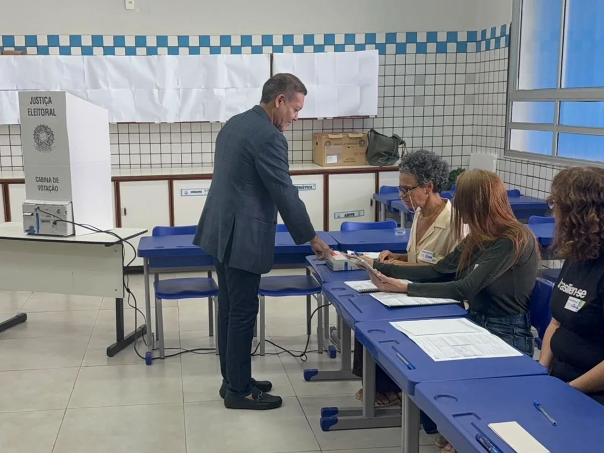 Presidente do TSE, Kassio Nunes Marques vota no início das Eleições 2026