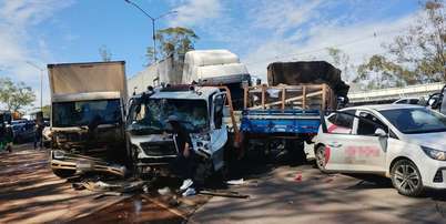 Acidente envolvendo 28 ve&iacute;culos interditou parcialmente a BR-040, em Nova Lima, pr&oacute;ximo a Belo Horizonte Foto: Divulga&ccedil;&atilde;o/Corpo de Bombeiros