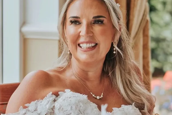 Mulher realiza "casamento" consigo mesma após descobrir câncer em estágio 4