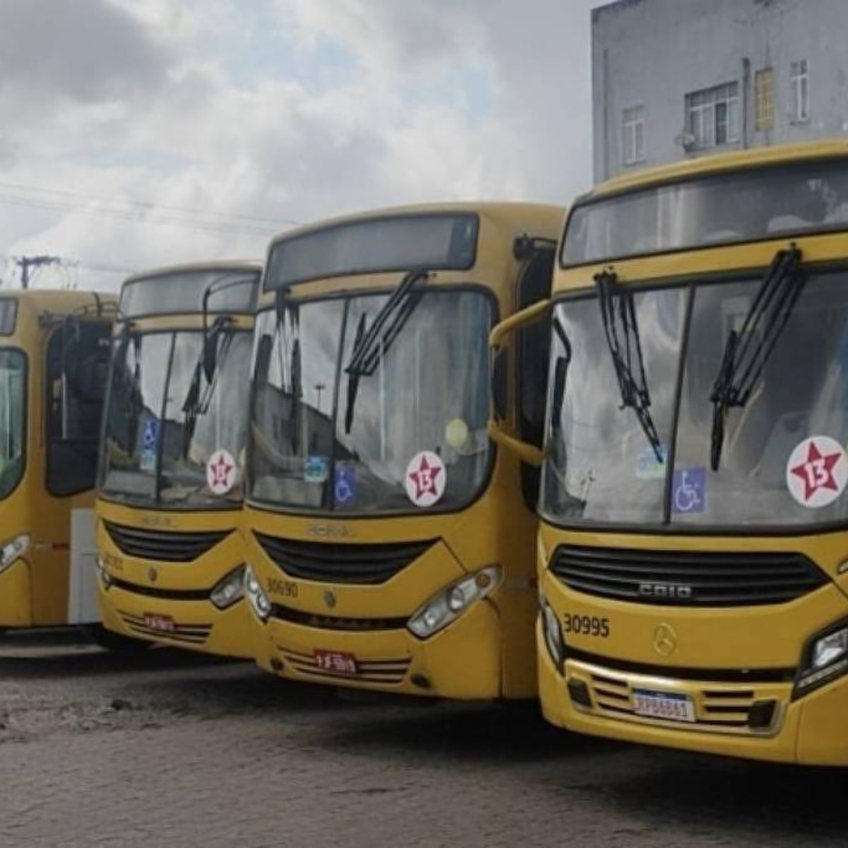 Prefeito de Salvador nega erros e acusa sindicalistas de terem colado adesivos do PT em ônibus