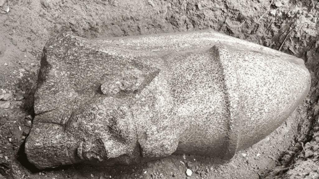 Fragmentos de estátuas do faraó Ramsés II são encontrados “sem querer” no Egito