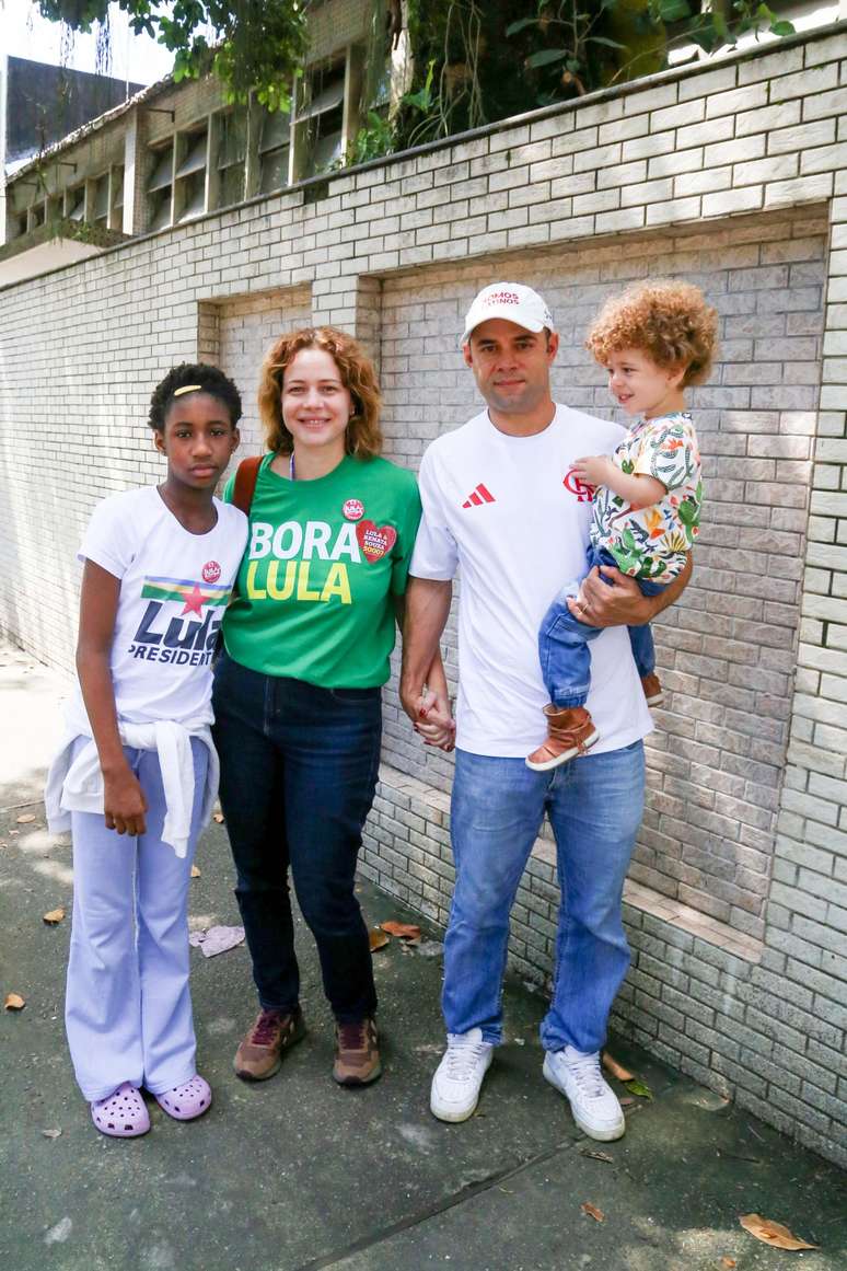 Leandra Leal, Alinne Moraes e mais famosos vão às urnas para votar; veja fotos