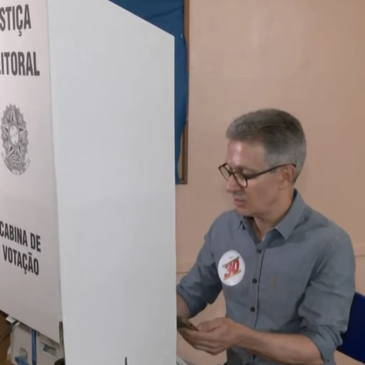 Zema contrariou regra e levou o celular para cabine de votação: saiba o que o acontece