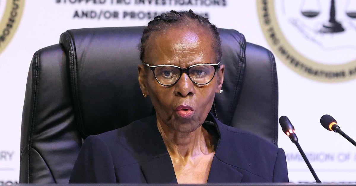 Ativista relata tortura por policiais do regime de apartheid no inquérito da CTR
