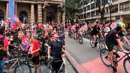 Apoiadores de Lula realizam bicicletaço em frente ao Theatro Municipal de São Paulo