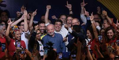 Lula e apoiadores comemoram vit&oacute;ria nas urnas Foto: TIAGO QUEIROZ / Estad&atilde;o