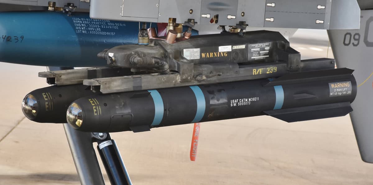 Um par de mísseis AGM-114 Hellfire montado em um drone MQ-9 Reaper.