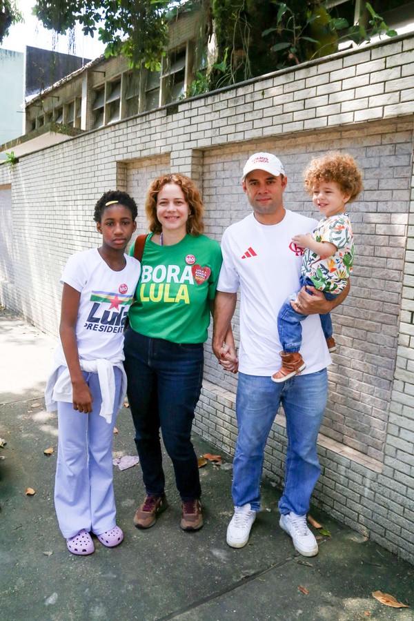 Voto em família: famosos vão às urnas com pais, filhos e parceiros